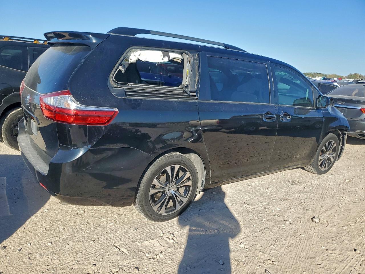 2016 TOYOTA SIENNA LE photo 3