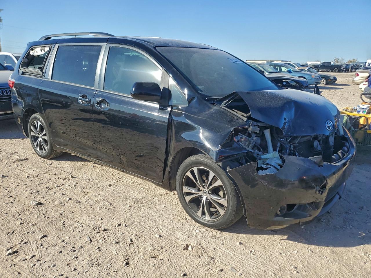 2016 TOYOTA SIENNA LE photo 4