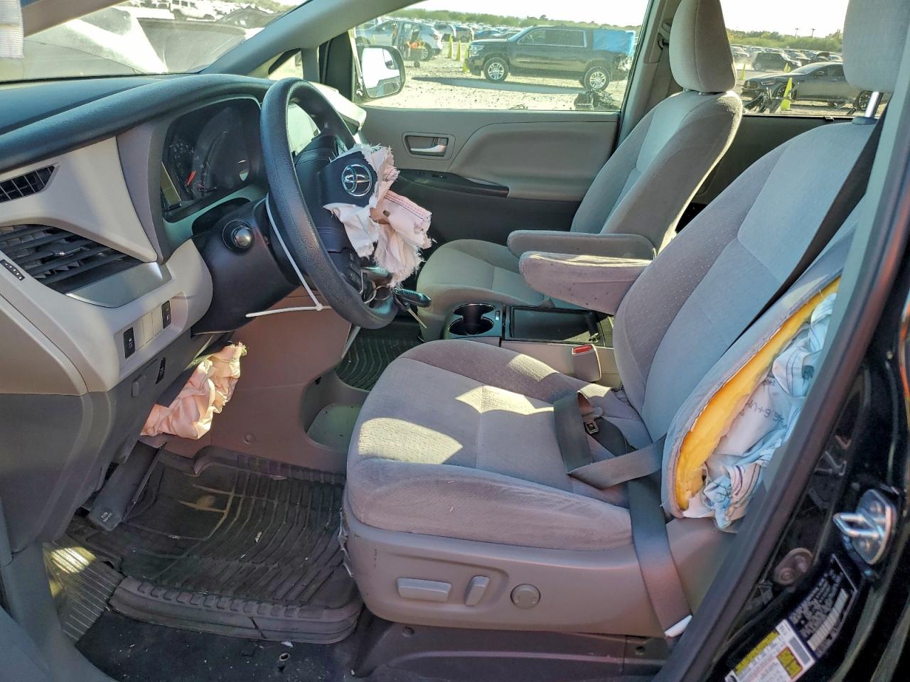 2016 TOYOTA SIENNA LE photo 7