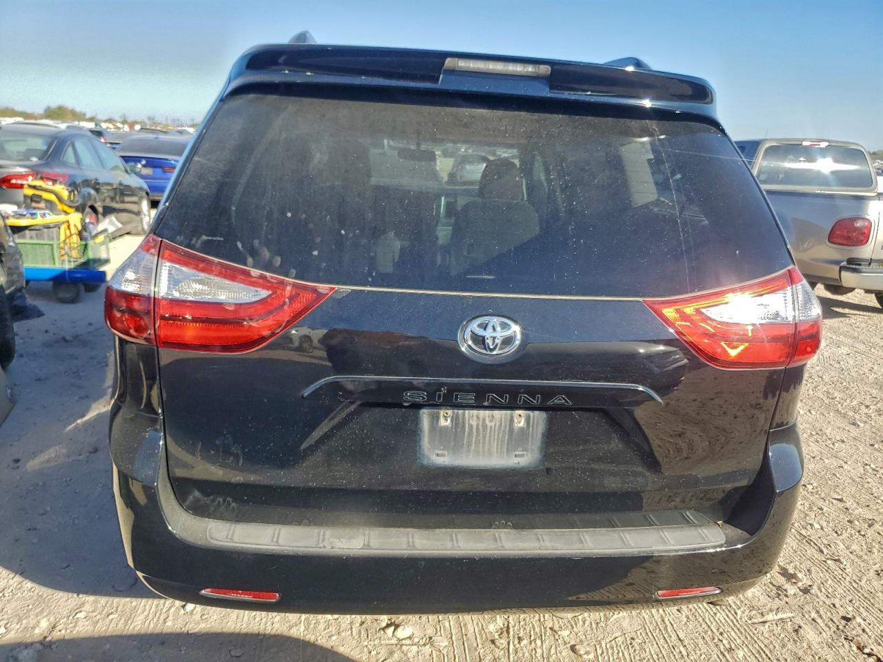 2016 TOYOTA SIENNA LE photo 6