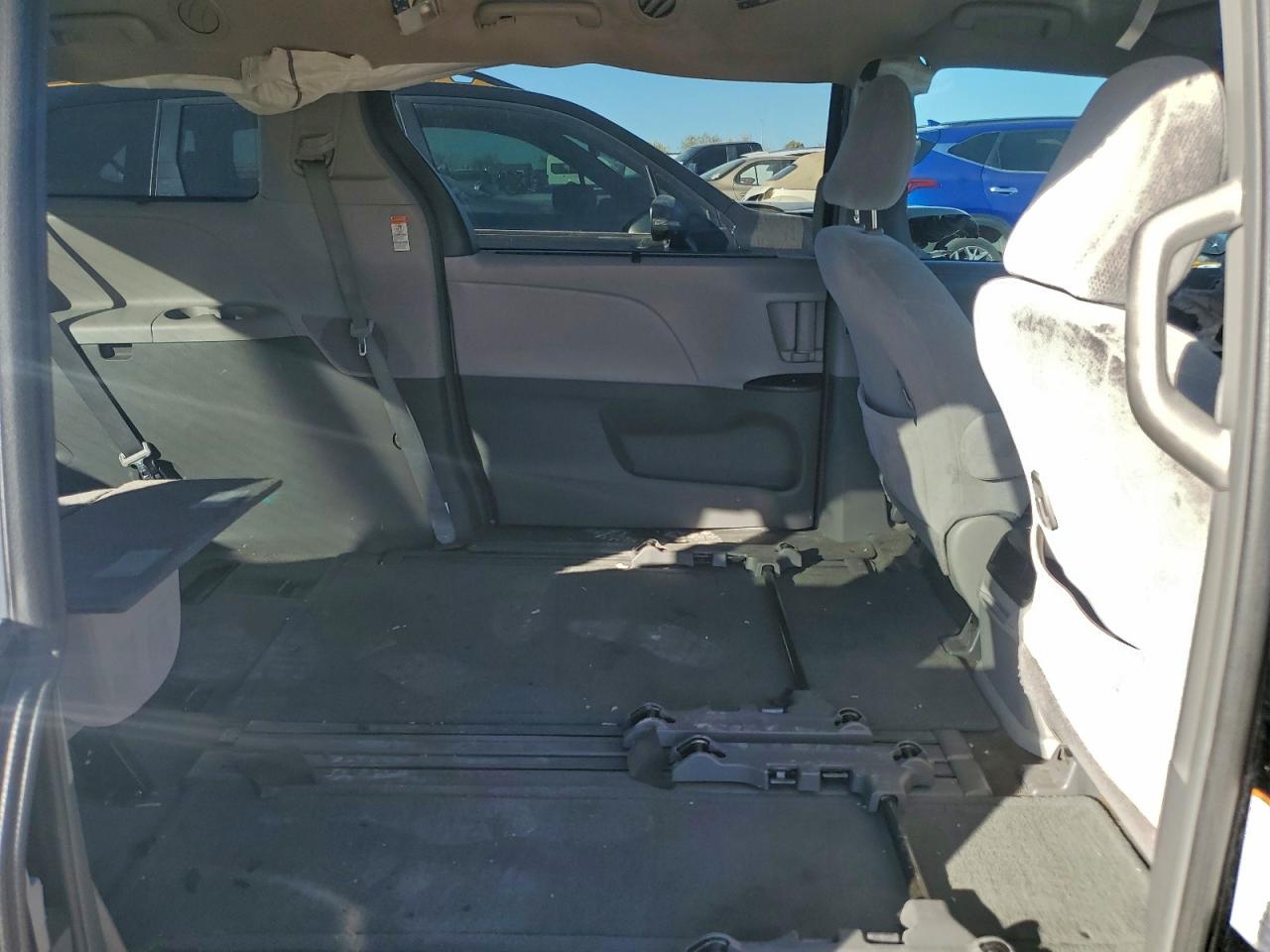 2016 TOYOTA SIENNA LE photo 11
