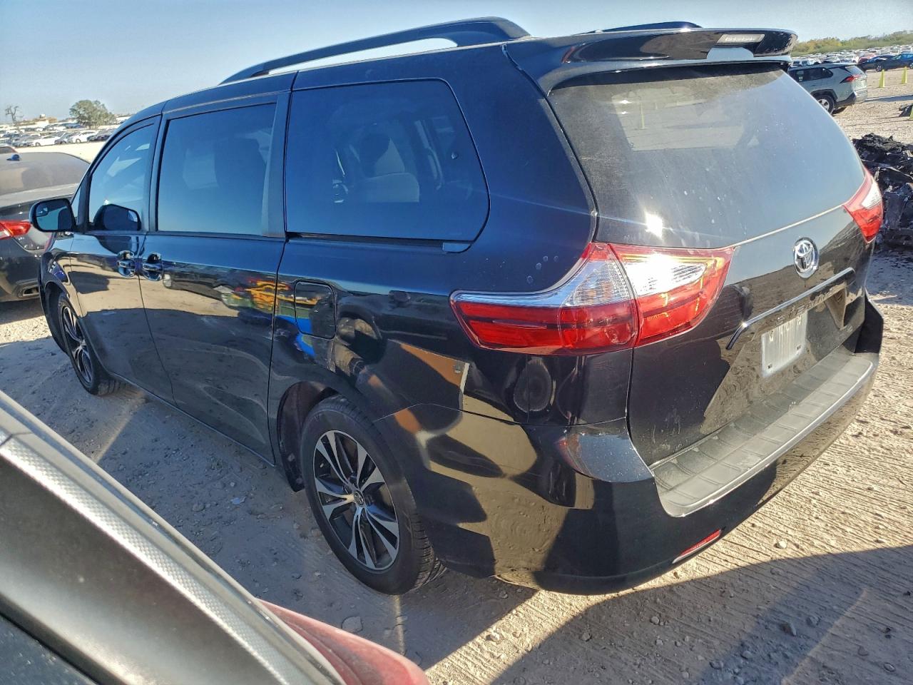 2016 TOYOTA SIENNA LE photo 2