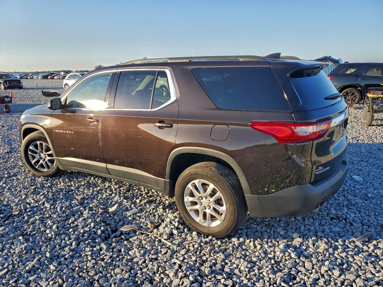 2019 CHEVROLET TRAVERSE LT photo 2