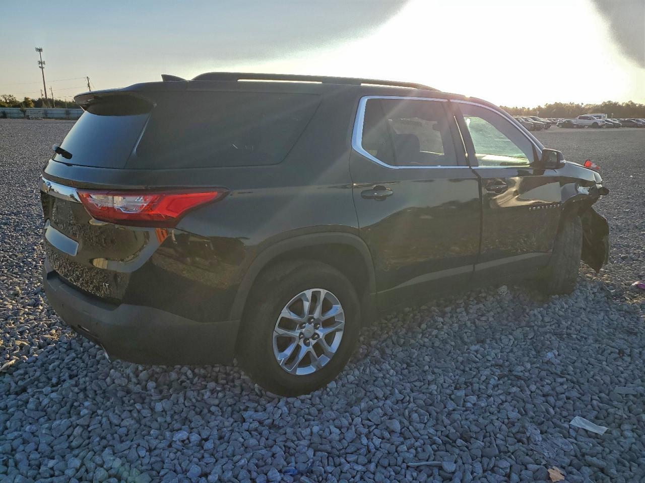 2019 CHEVROLET TRAVERSE LT photo 3