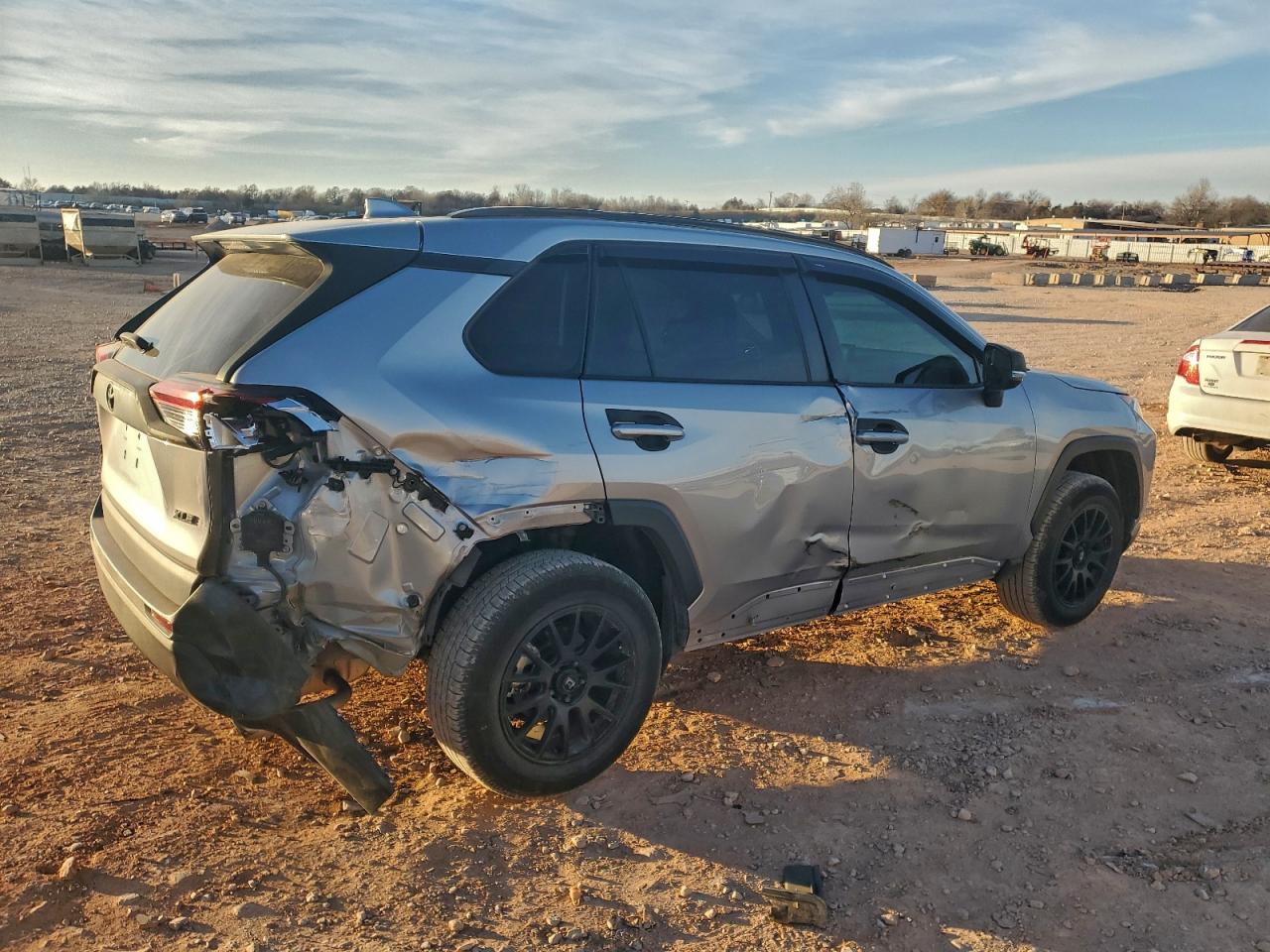 2021 TOYOTA RAV4 XLE photo 3