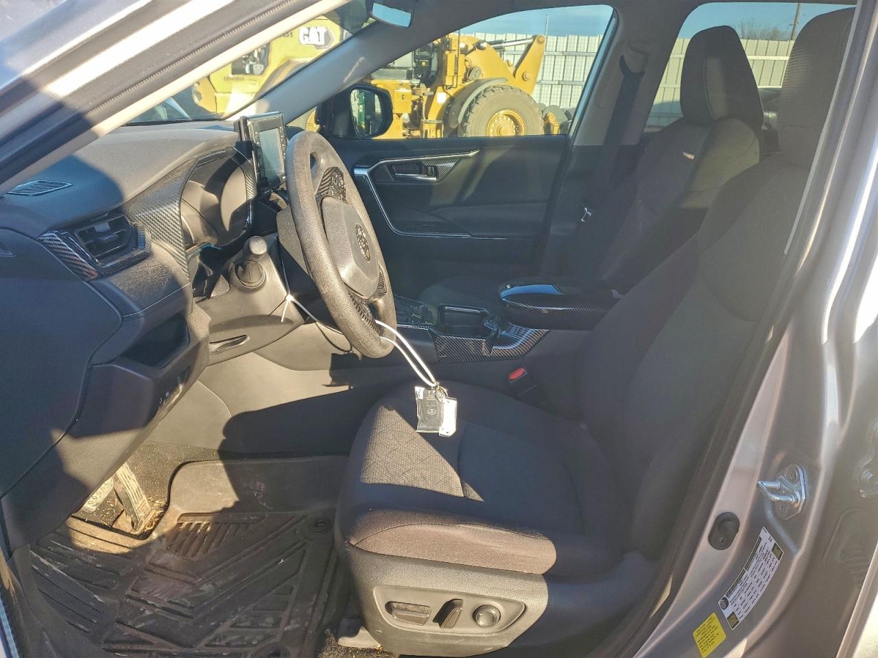 2021 TOYOTA RAV4 XLE photo 7