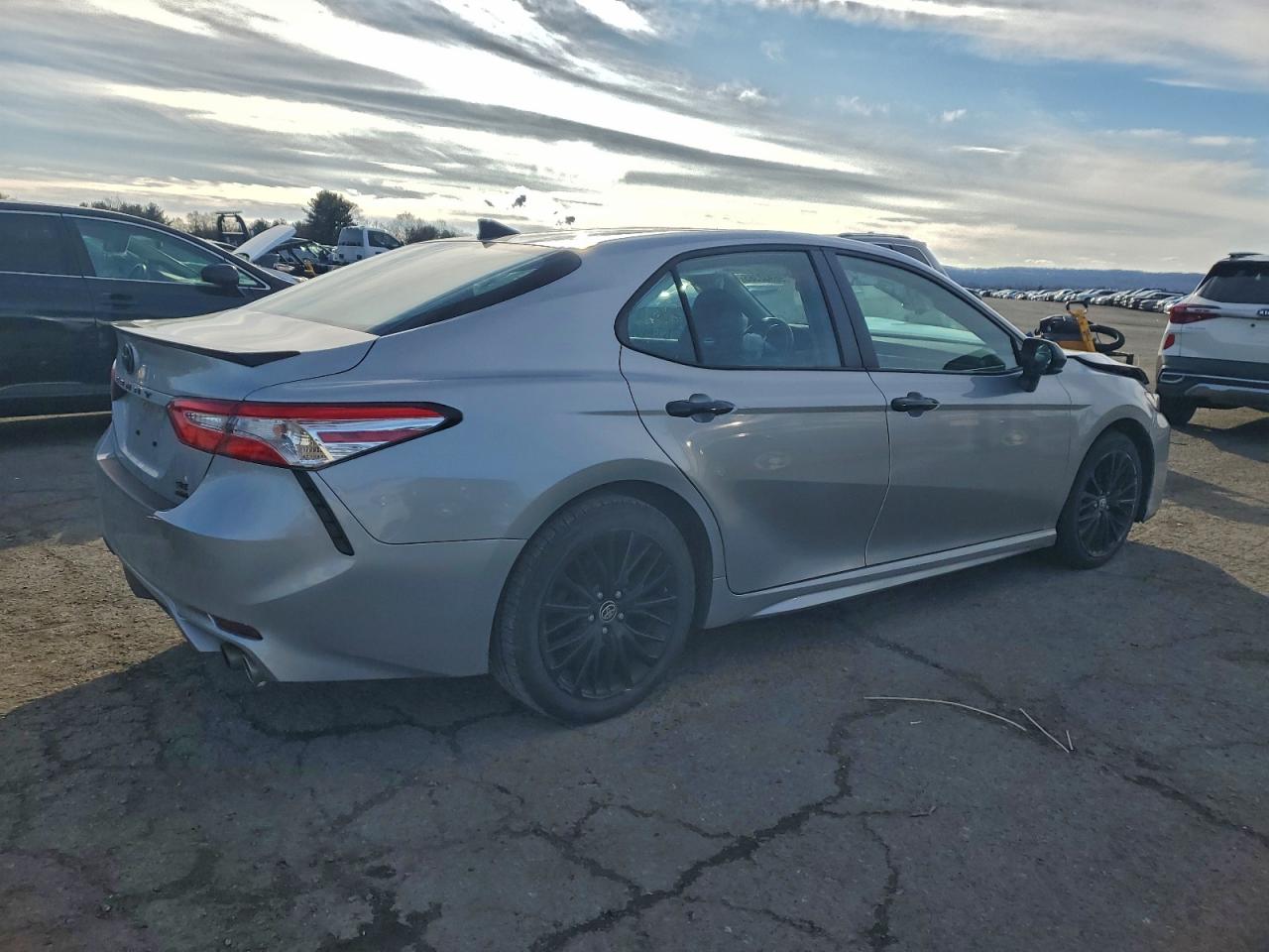 2020 TOYOTA CAMRY SE photo 3