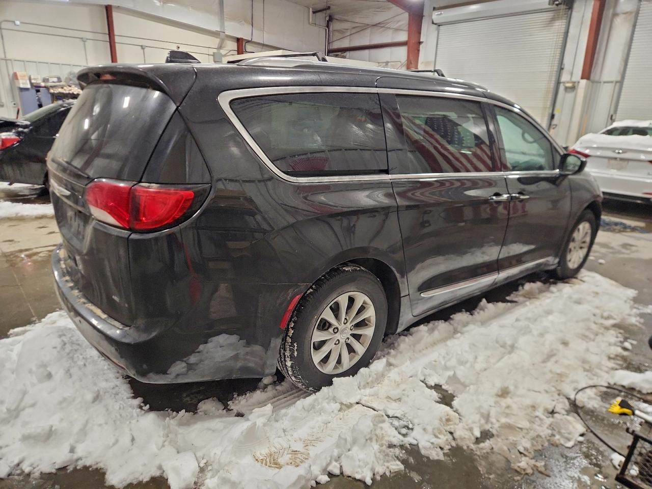 2019 CHRYSLER PACIFICA TOURING L photo 3