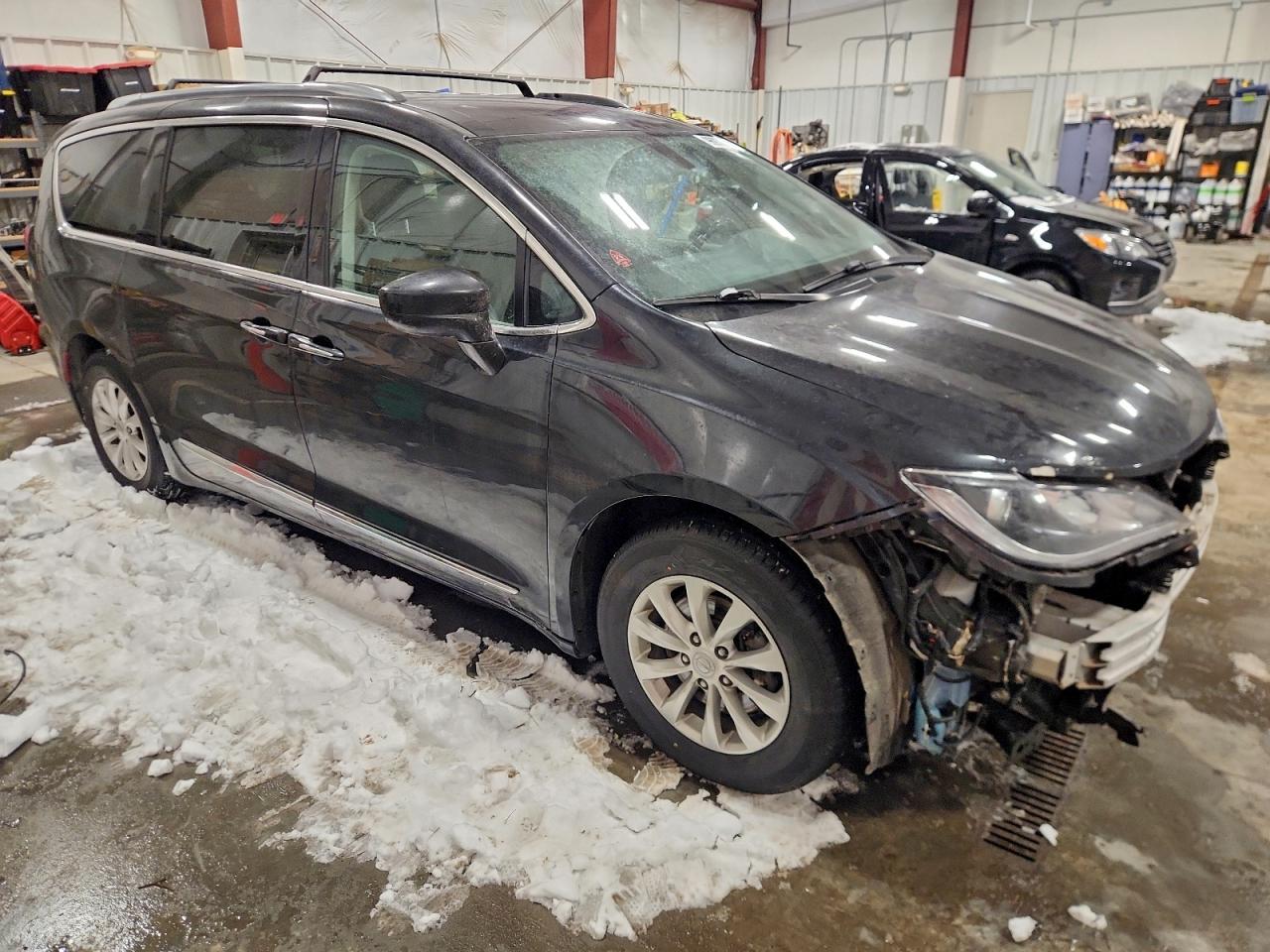 2019 CHRYSLER PACIFICA TOURING L photo 4