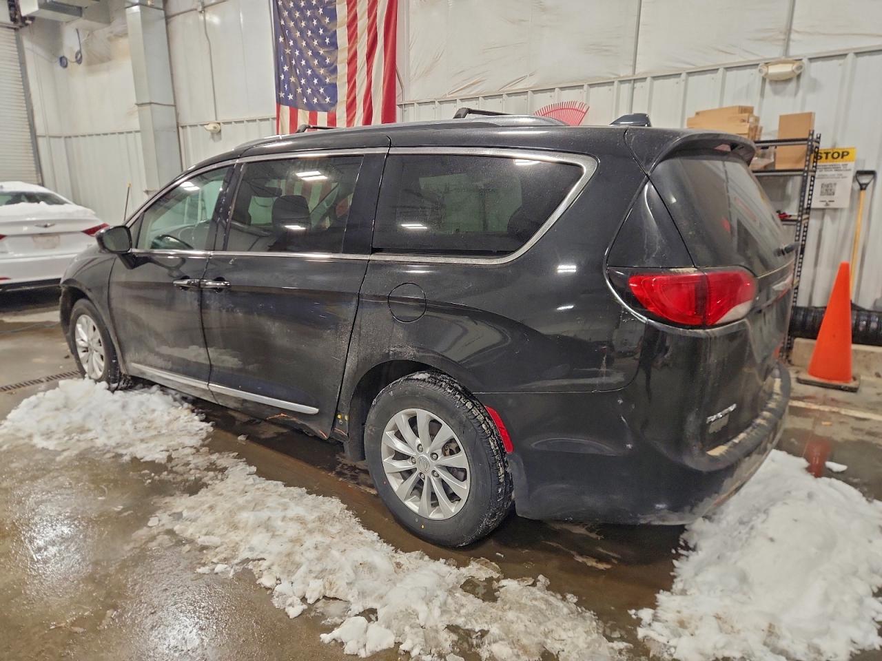 2019 CHRYSLER PACIFICA TOURING L photo 2