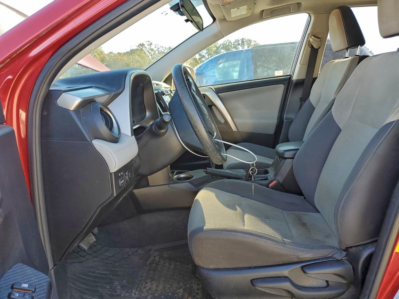 2015 TOYOTA RAV4 XLE photo 7