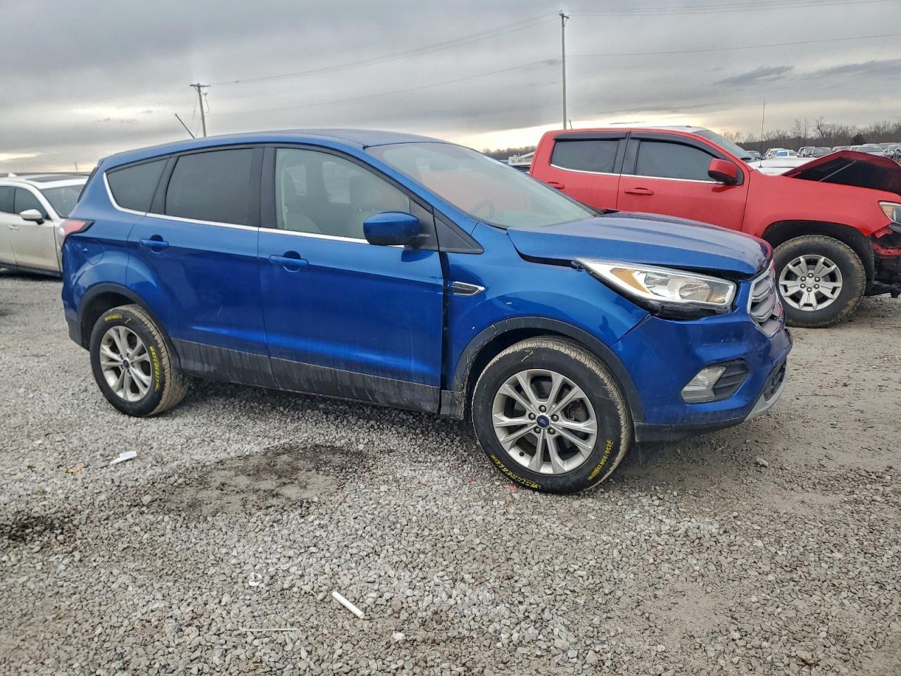 2017 FORD ESCAPE SE photo 4