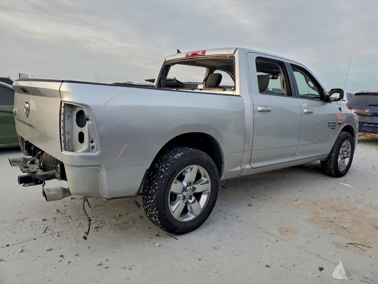 2019 RAM 1500 CLASSIC SLT photo 3