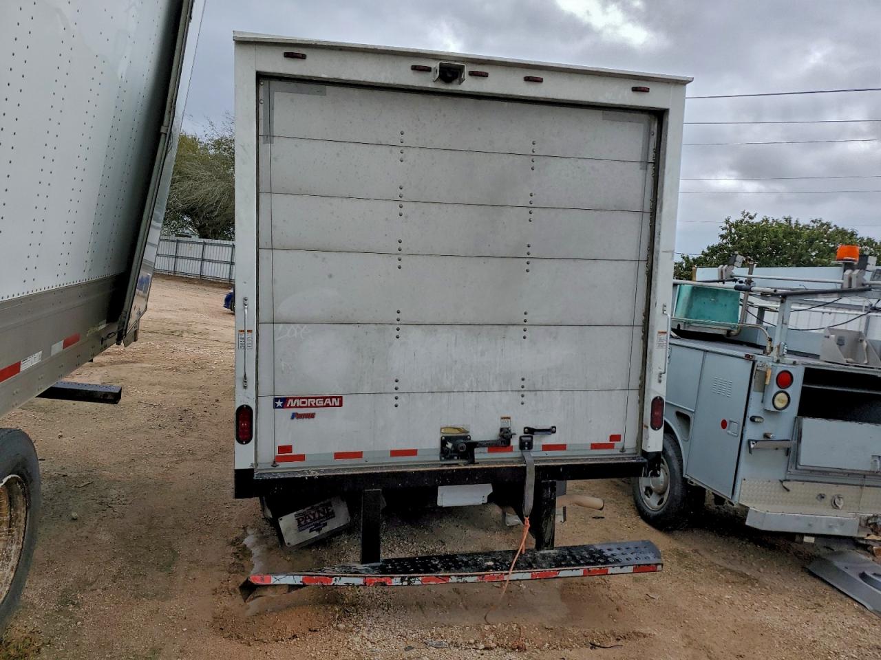 2019 CHEVROLET EXPRESS G3500 BOX TRUCK photo 11