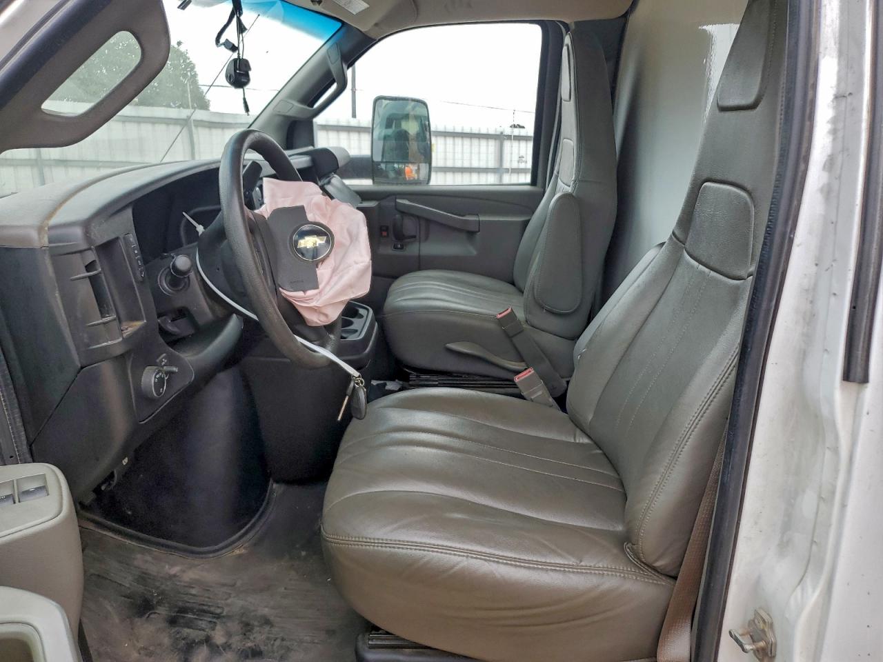 2019 CHEVROLET EXPRESS G3500 BOX TRUCK photo 13