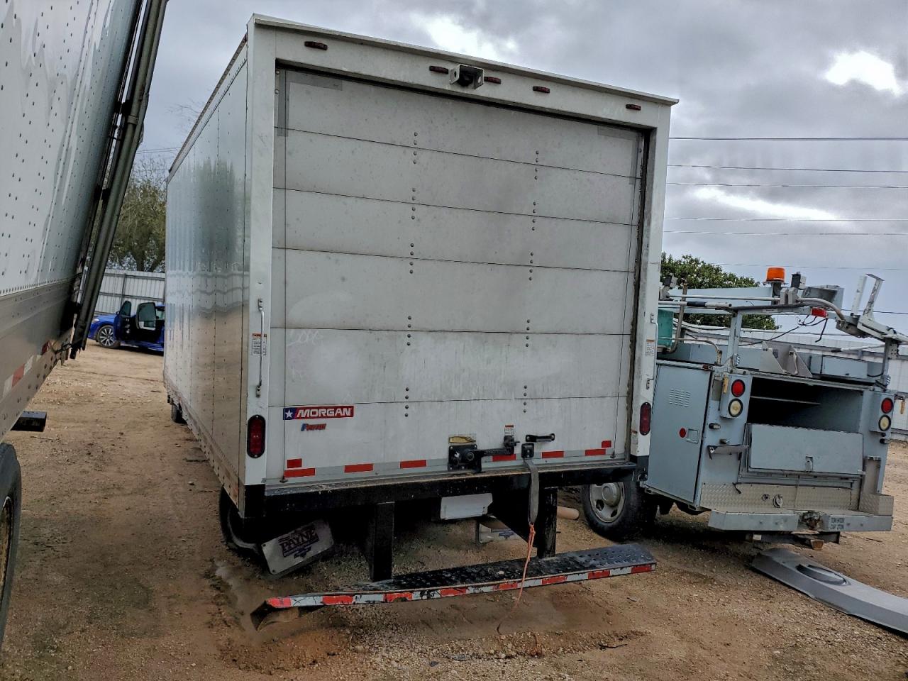 2019 CHEVROLET EXPRESS G3500 BOX TRUCK photo 3