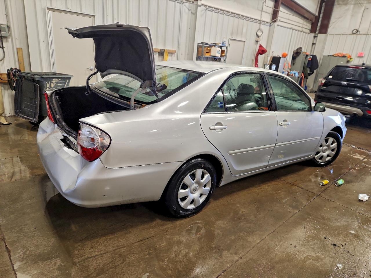 2004 TOYOTA CAMRY LE photo 3