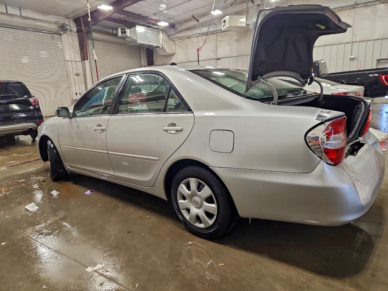 2004 TOYOTA CAMRY LE photo 2