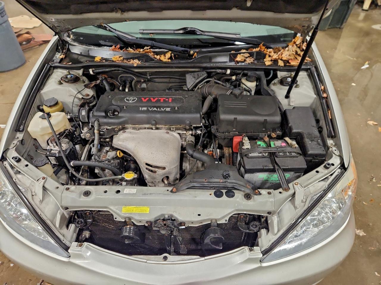 2004 TOYOTA CAMRY LE photo 11