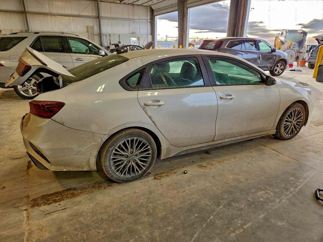 2023 KIA FORTE GT LINE photo 3