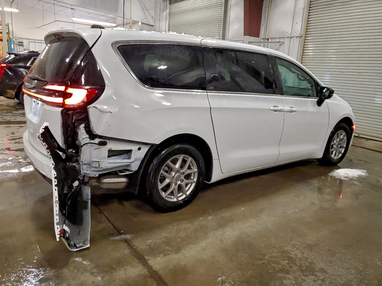 2025 CHRYSLER PACIFICA SELECT photo 3