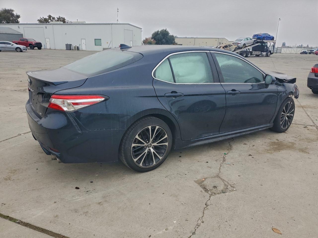 2020 TOYOTA CAMRY SE photo 3