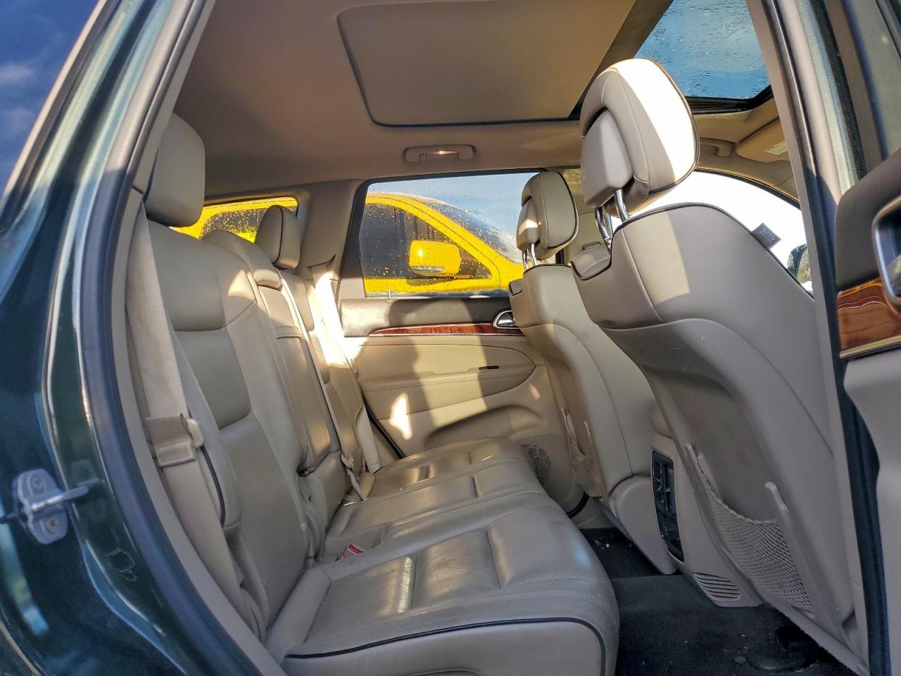 2011 JEEP GRAND CHEROKEE OVERLAND photo 11