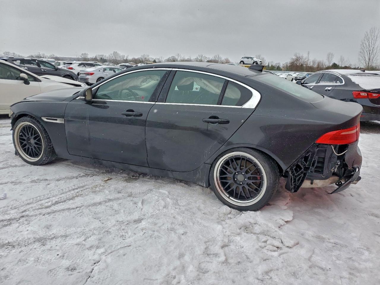 2017 JAGUAR XE PRESTIGE photo 3