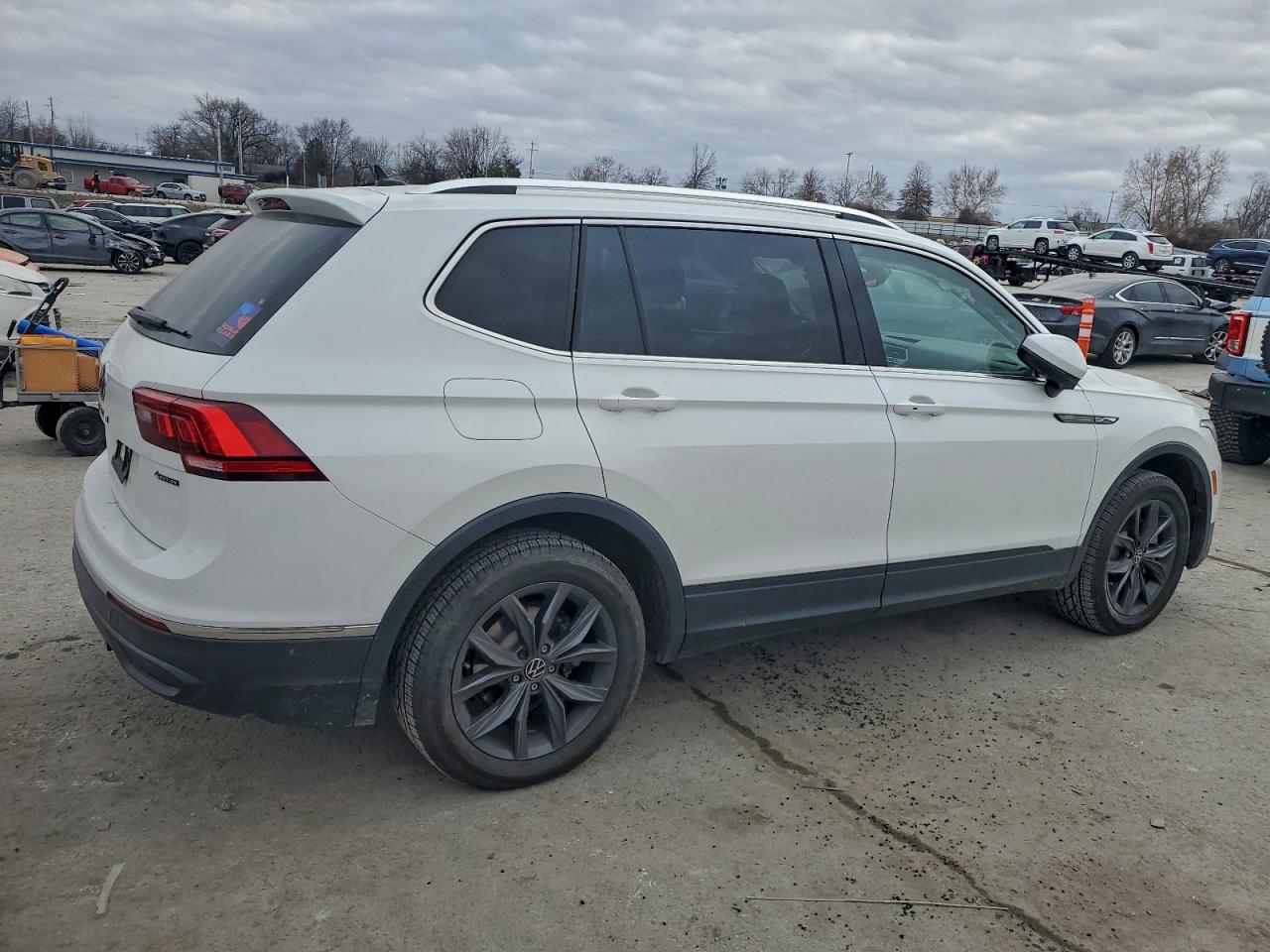 2024 VOLKSWAGEN TIGUAN SE photo 3