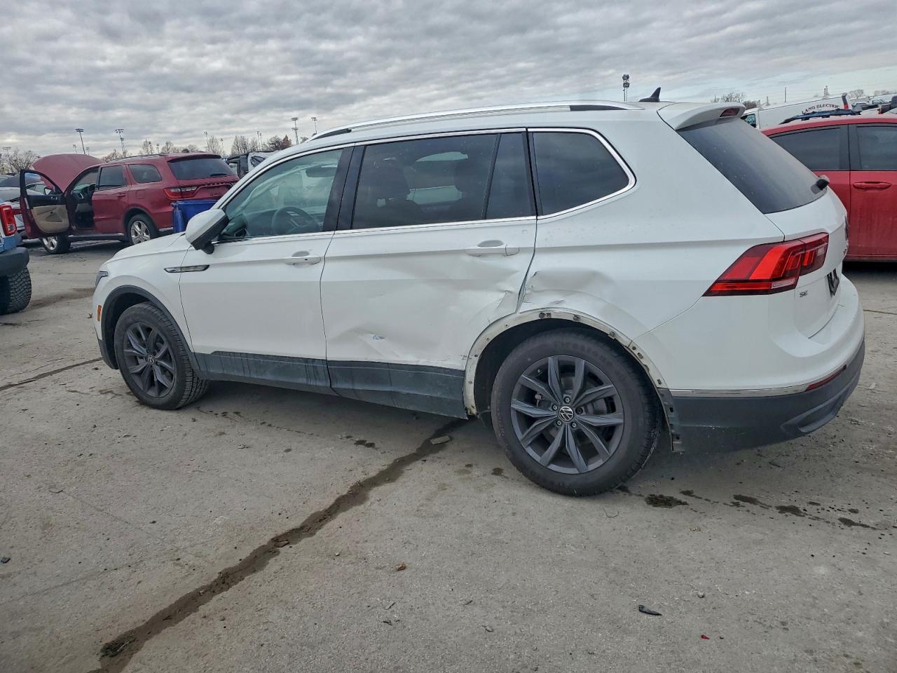 2024 VOLKSWAGEN TIGUAN SE photo 2