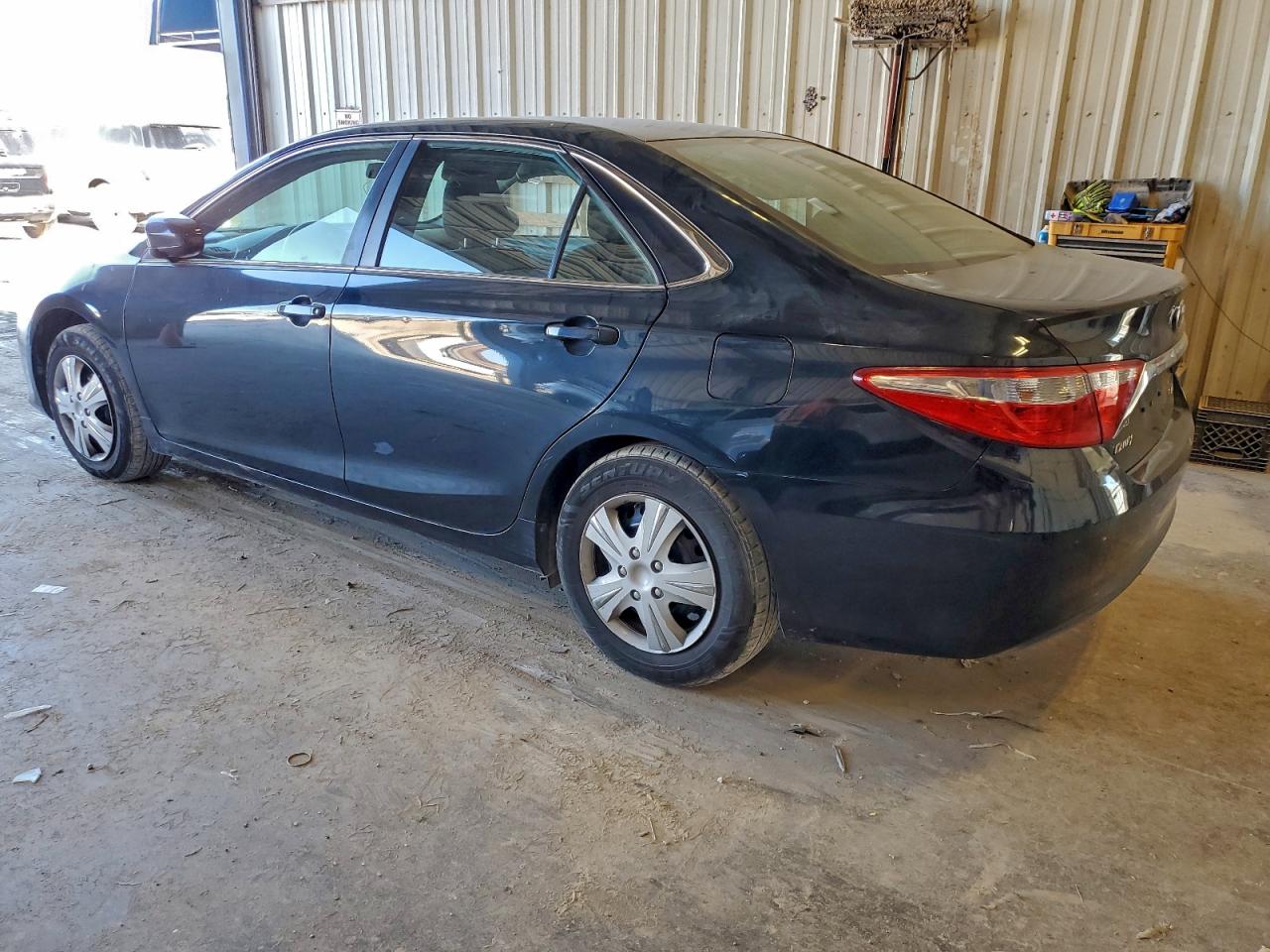 2015 TOYOTA CAMRY LE photo 4
