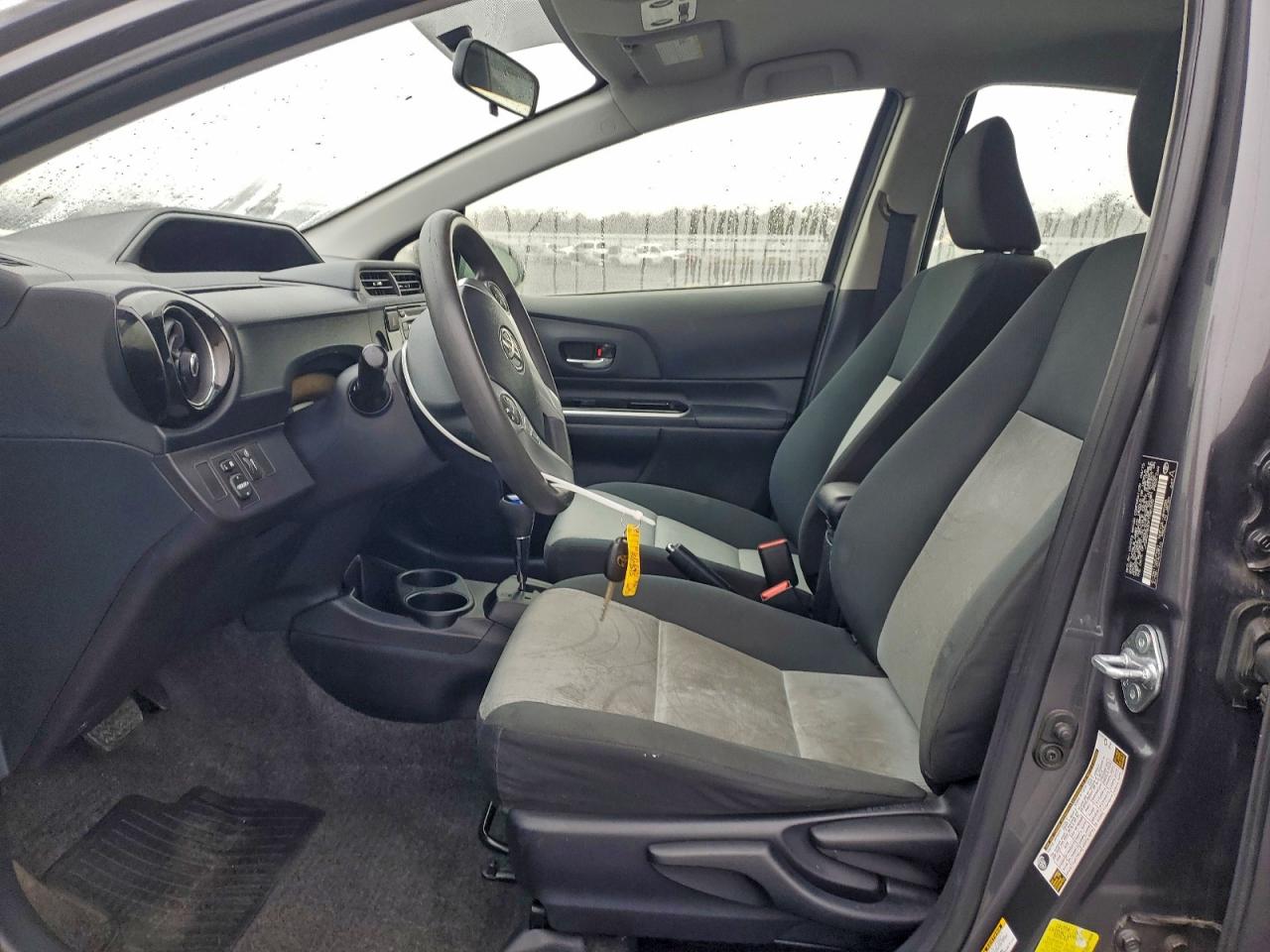 2015 TOYOTA PRIUS C TWO photo 7