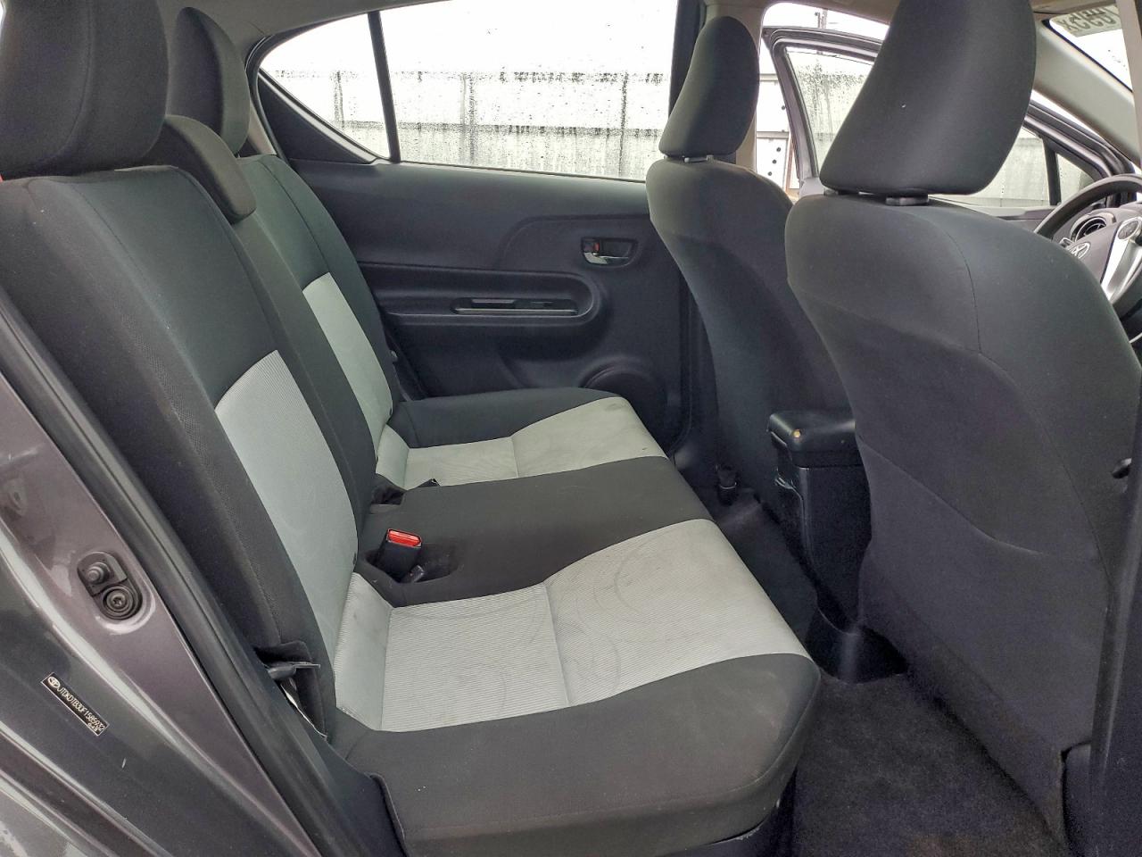 2015 TOYOTA PRIUS C TWO photo 10
