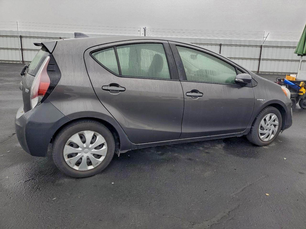 2015 TOYOTA PRIUS C TWO photo 3