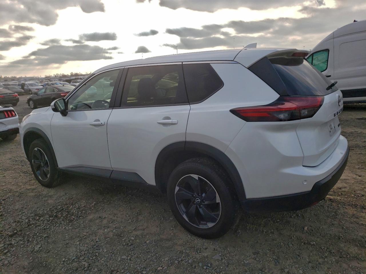 2024 NISSAN ROGUE SV photo 4