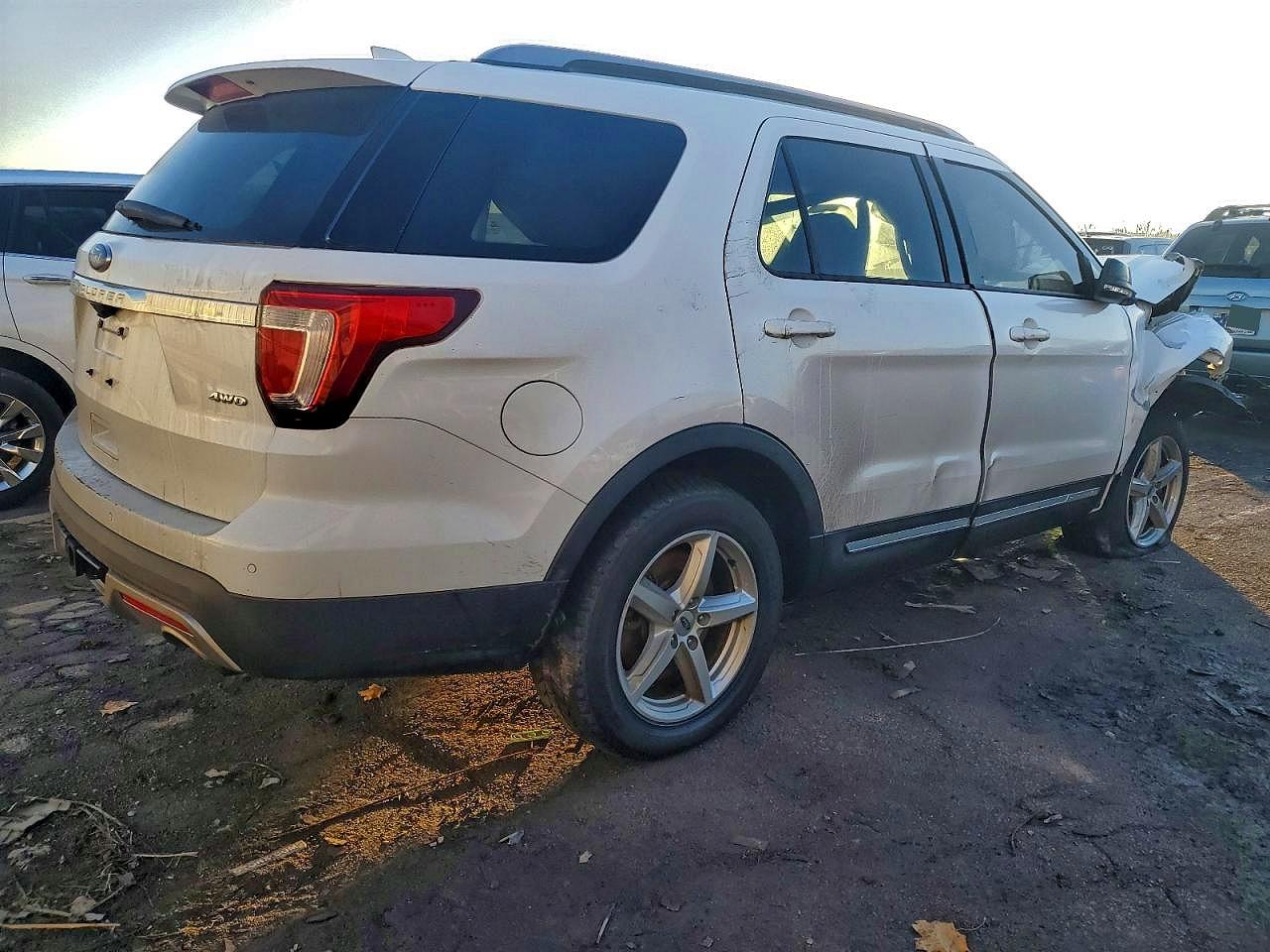 2017 FORD EXPLORER XLT photo 3