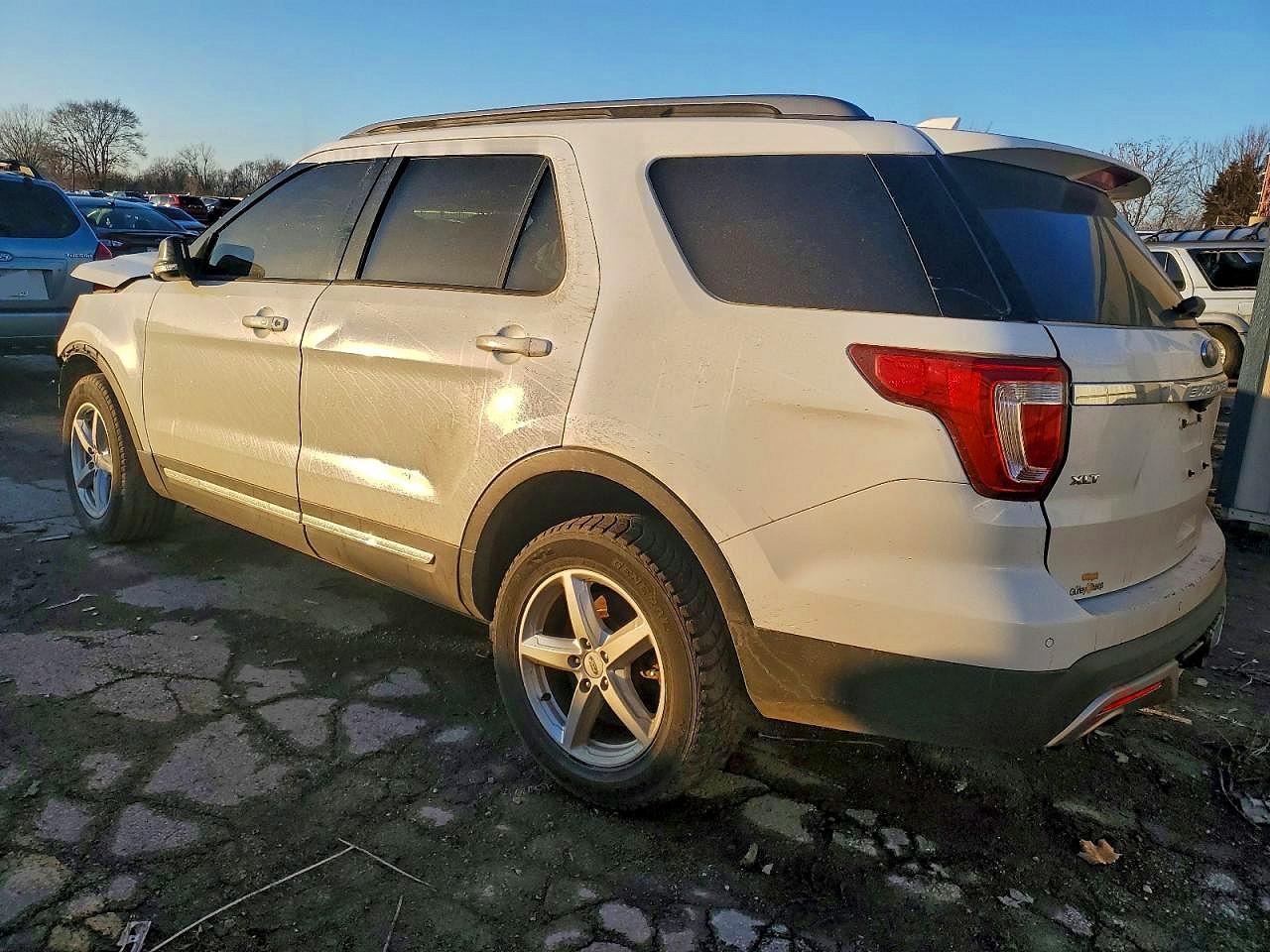 2017 FORD EXPLORER XLT photo 2