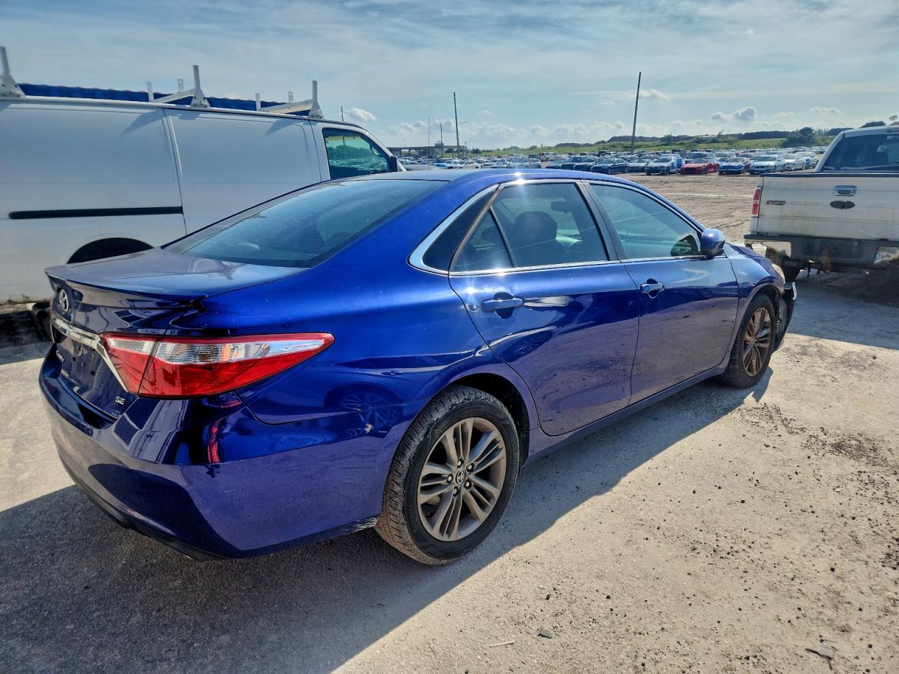 2015 TOYOTA CAMRY LE photo 3