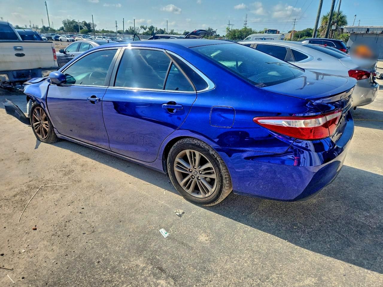2015 TOYOTA CAMRY LE photo 2