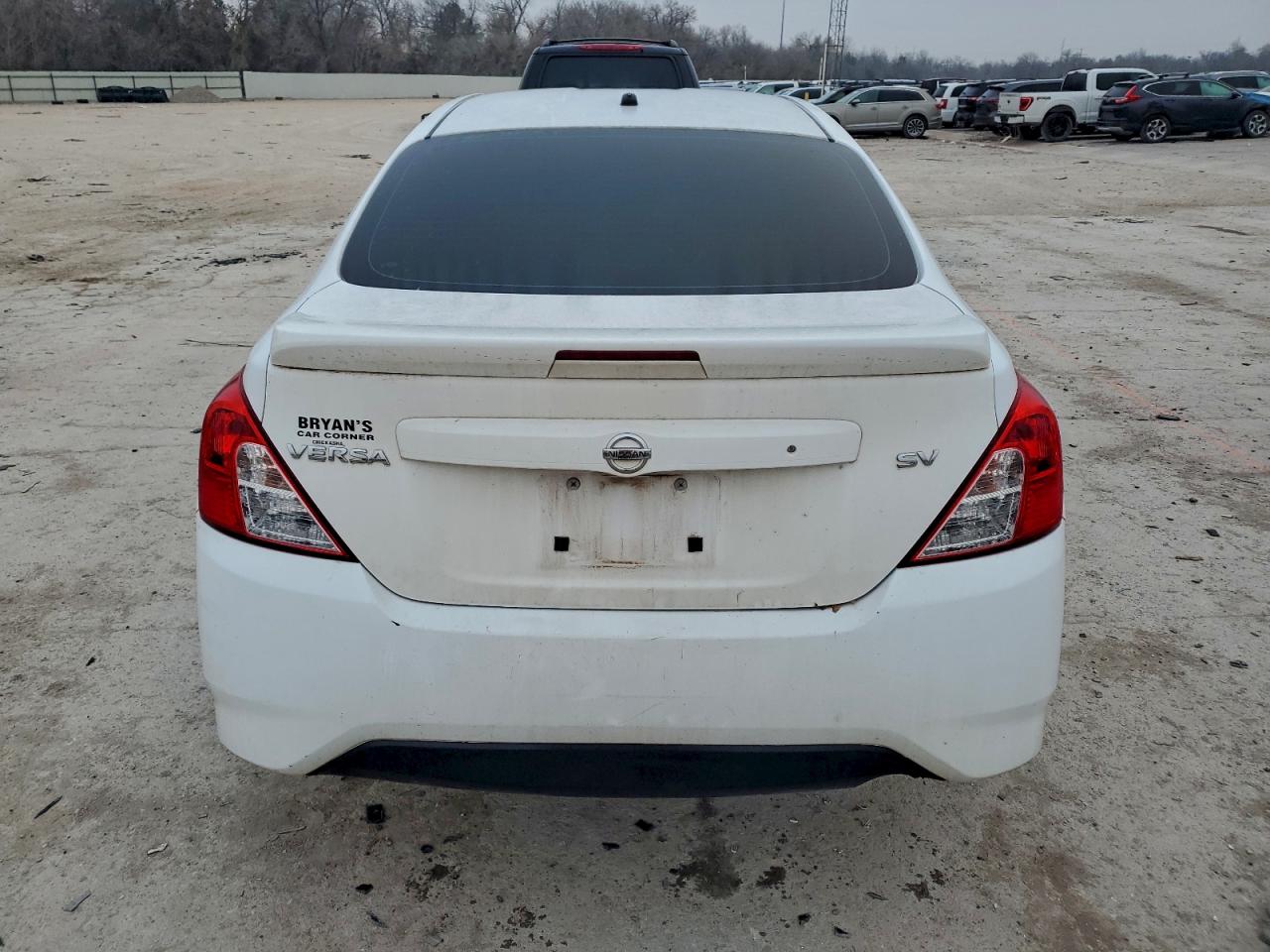 2018 NISSAN VERSA SV photo 6