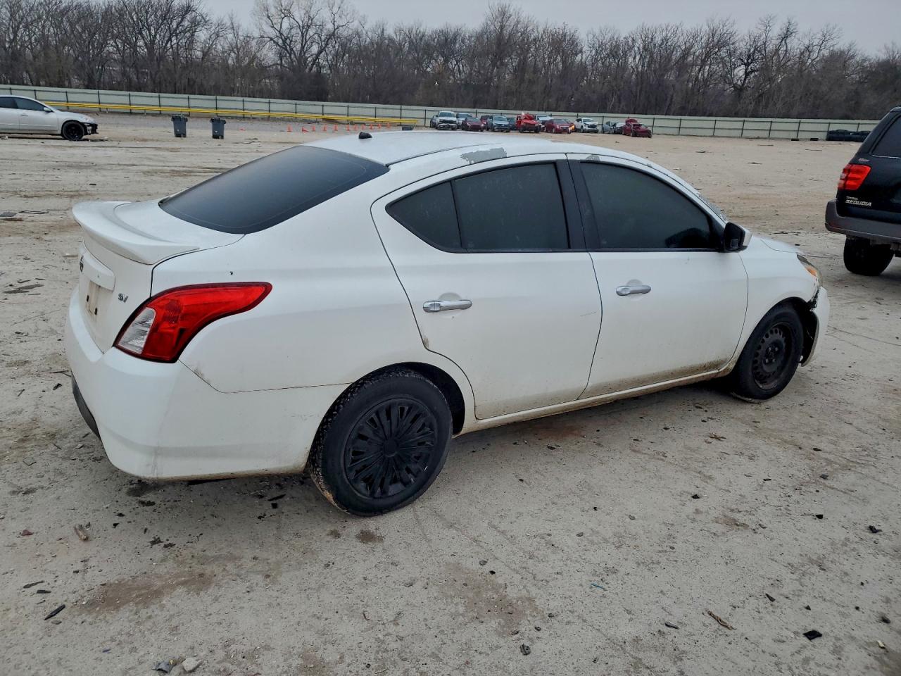 2018 NISSAN VERSA SV photo 3