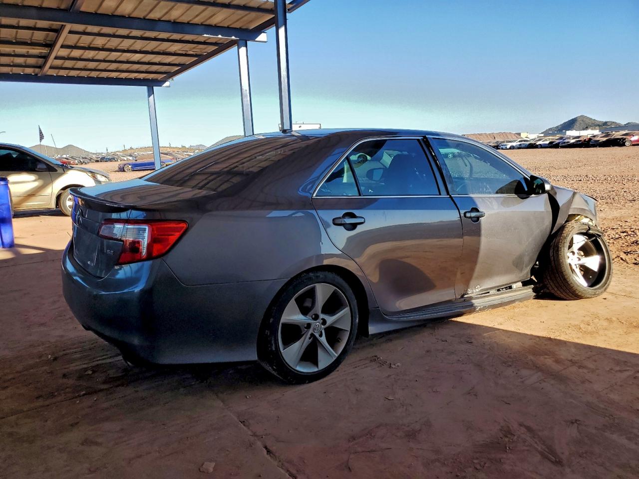2014 TOYOTA CAMRY SE photo 5