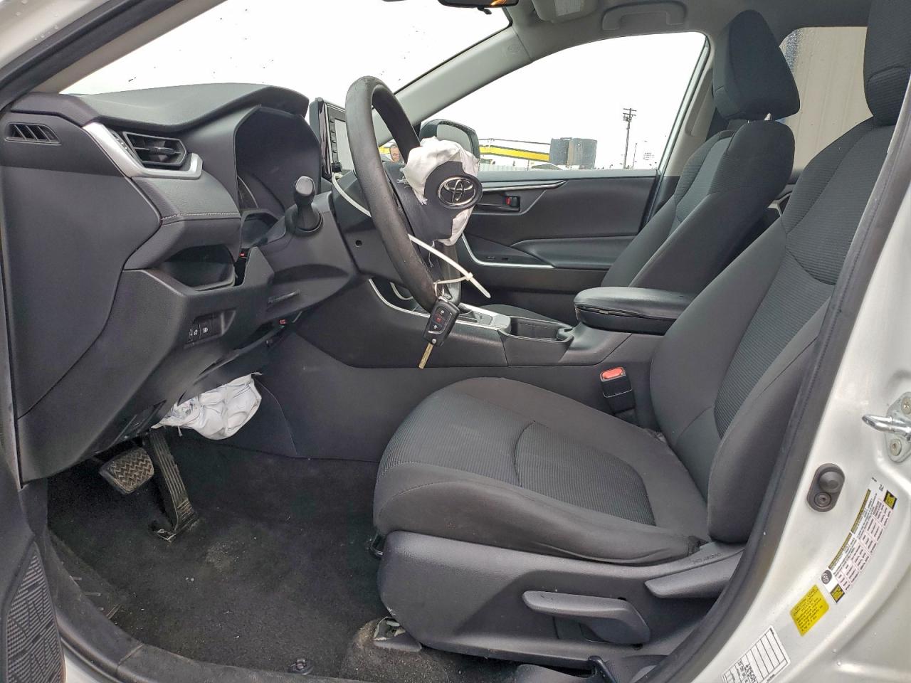2021 TOYOTA RAV4 LE photo 7