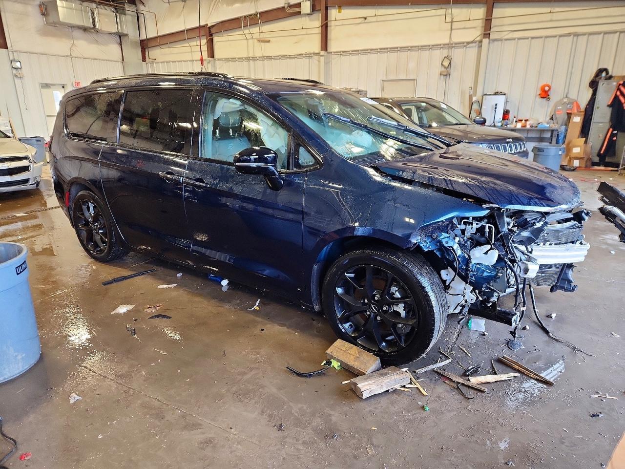 2024 CHRYSLER PACIFICA TOURING L photo 4
