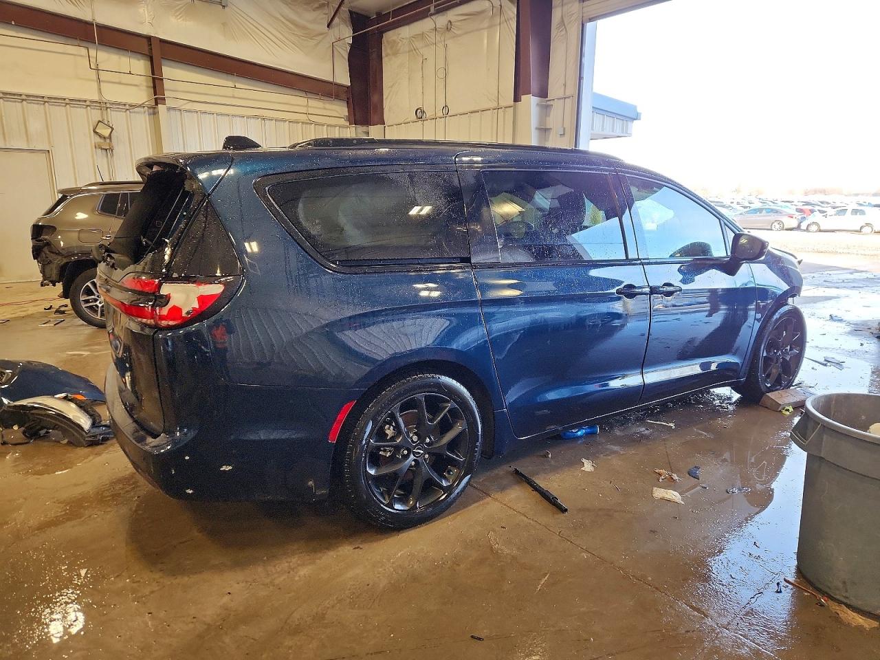 2024 CHRYSLER PACIFICA TOURING L photo 3