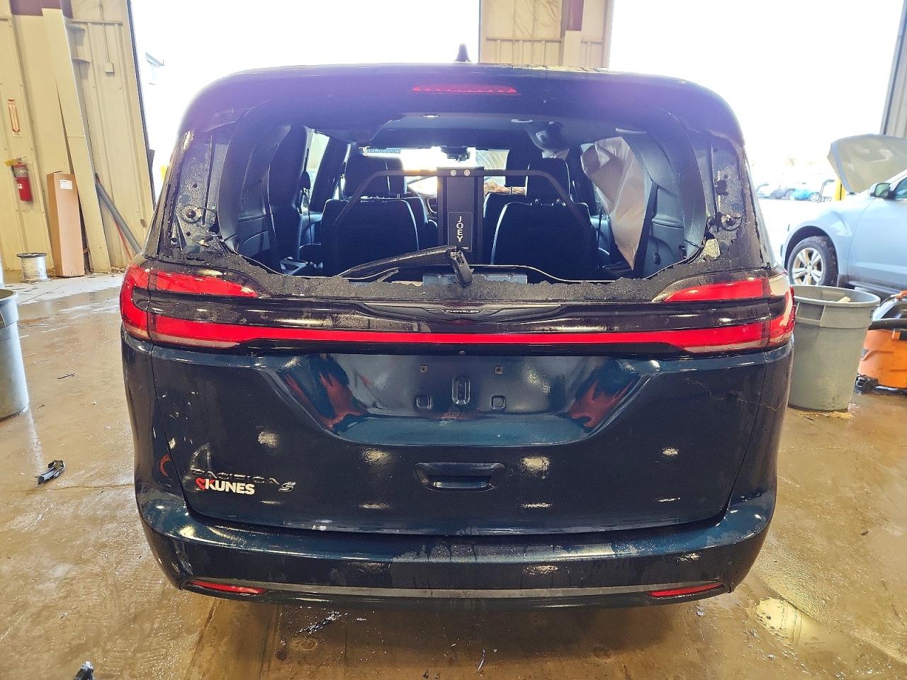 2024 CHRYSLER PACIFICA TOURING L photo 6