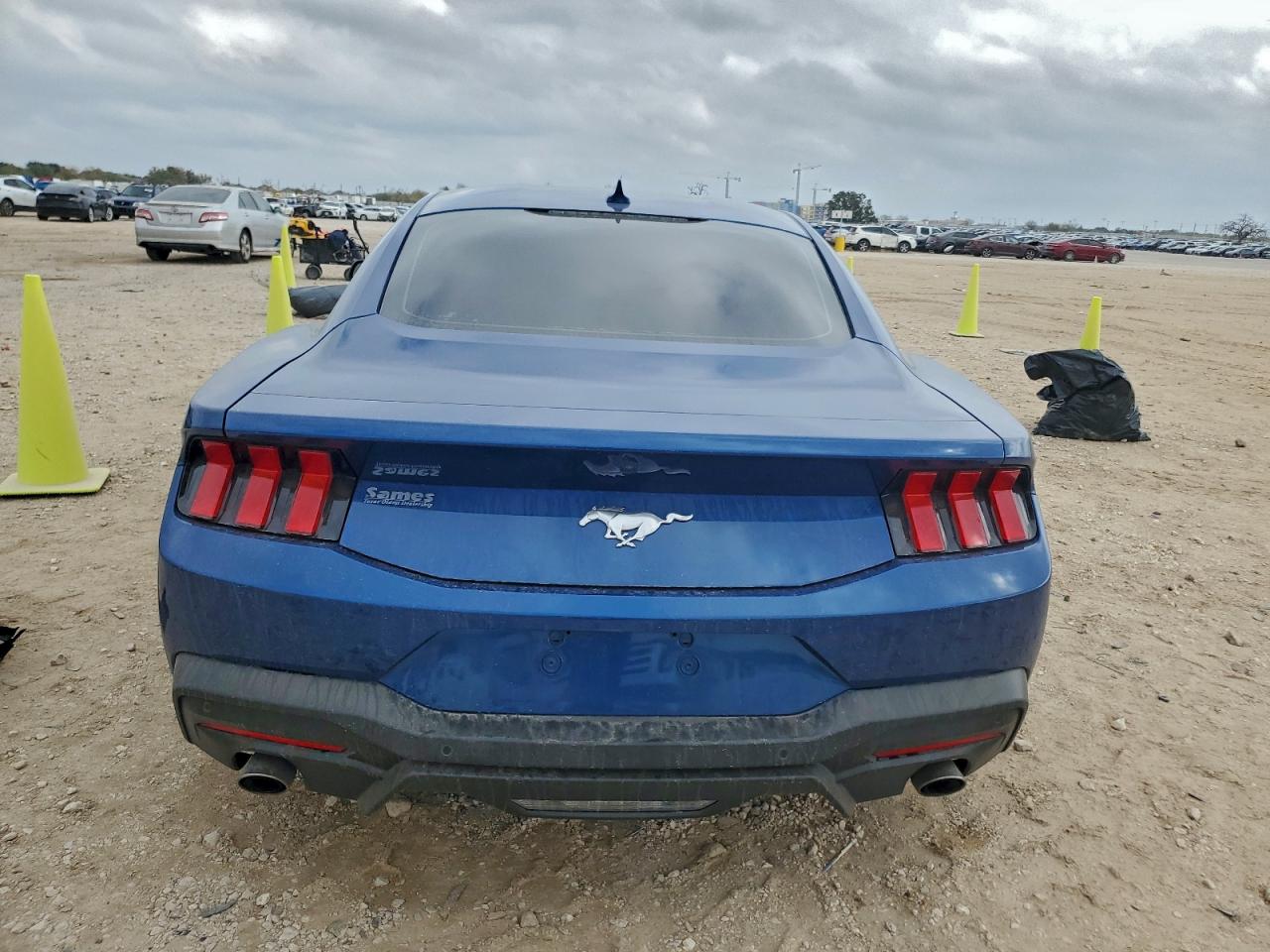 2024 FORD MUSTANG photo 6