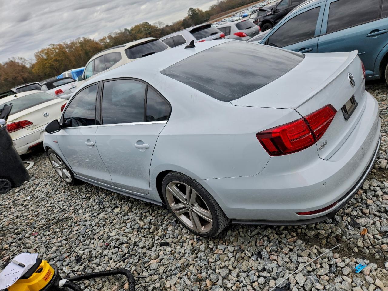2017 VOLKSWAGEN JETTA GLI photo 2