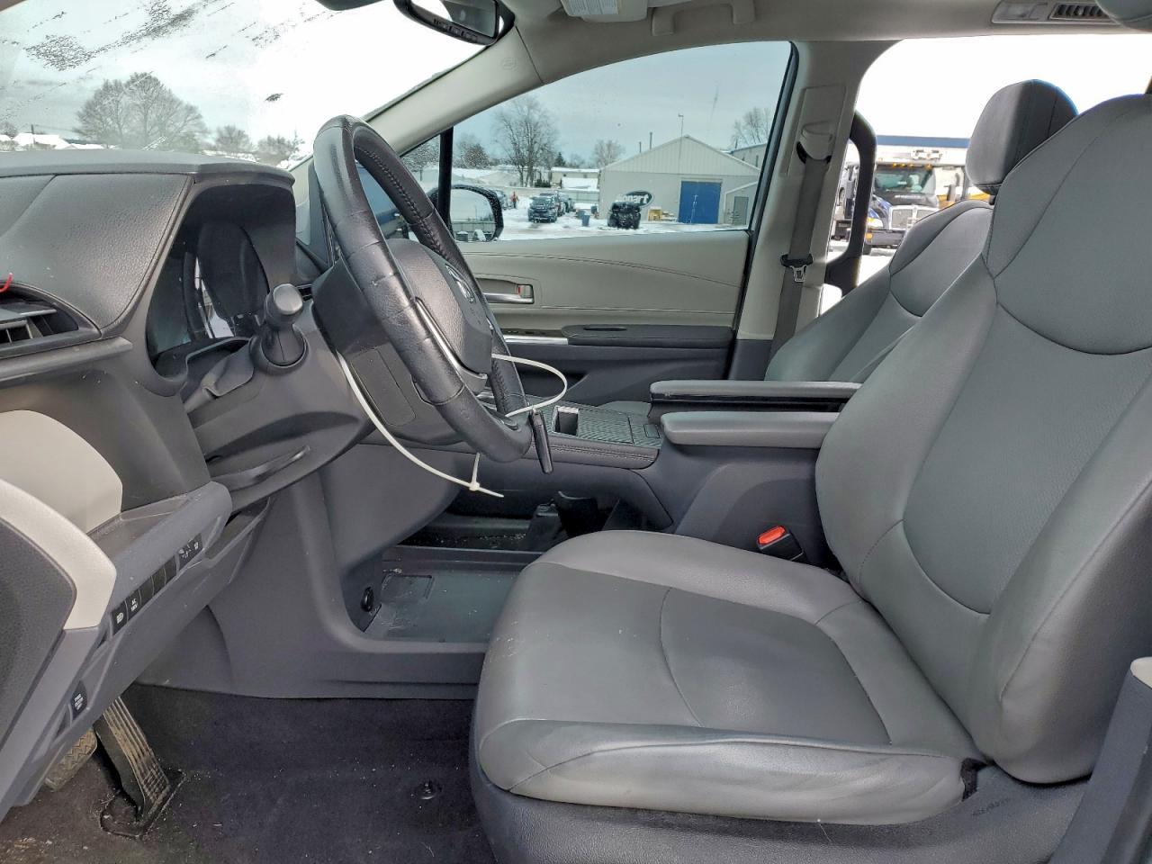 2022 TOYOTA SIENNA XLE photo 7