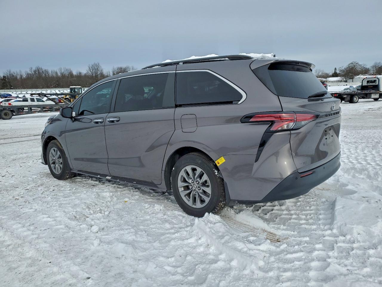2022 TOYOTA SIENNA XLE photo 2